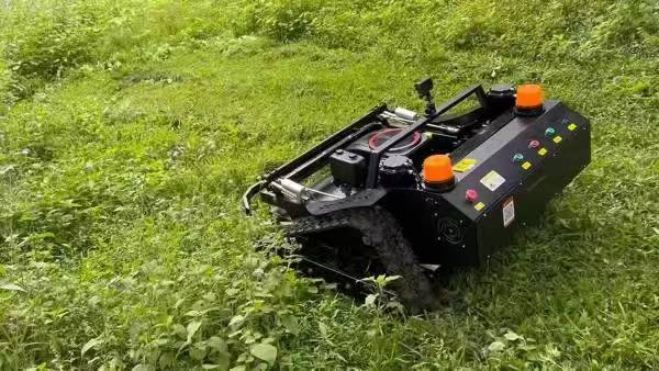 Máy cắt cỏ điều khiển từ xa
