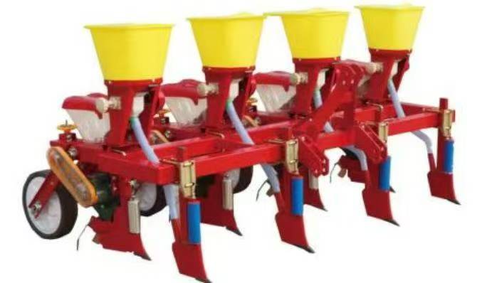 Tractor gắn hạt ngô